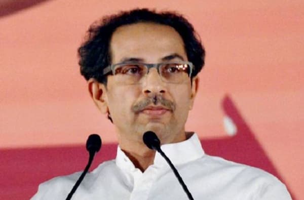 मुख्यमंत्रीसाहेब, वांद्र्याच्या अंगणातील घुसखोर हाकला, मातोश्रीसमोर मनसेचं पोस्टर