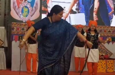 दोन्ही हातात तलवार घेऊन स्मृती इराणी यांचा डान्स
