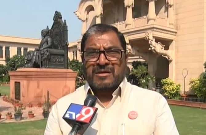तुम्ही आमदारकी स्वीकारावी, ही शेतकऱ्यांची भावना, राजू शेट्टी यांना महिला प्रदेशाध्यक्षाचं रक्ताने लिहिलेलं पत्र