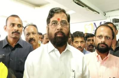 दहा तासांच्या प्रतिक्षेनंतर एकनाथ शिंदे जळगाव महापालिकेत आले; मात्र नगरसेवकांच्या पदरी निराशाच