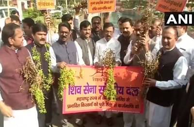 अधिवेशनाच्या पहिल्याच दिवशी शिवसेना आक्रमक, संसदेबाहेर आंदोलन करुन सभात्याग