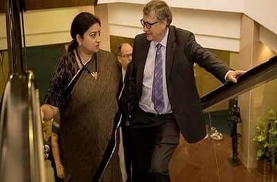 ‘शिक्षण पूर्ण केलं नाही, विचार सुरु आहे पुढे काय करायचं’, स्मृती इराणींकडून बिल गेट्ससोबतचा फोटो शेअर