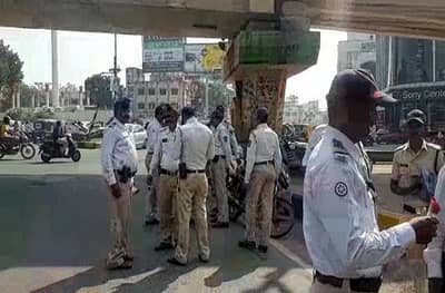 वाहतुकीचे नियम पाळणाऱ्यांना गुलाब, न पाळणाऱ्यांना नियमावलीचे पत्रक, पोलिसांची अनोखी मोहीम