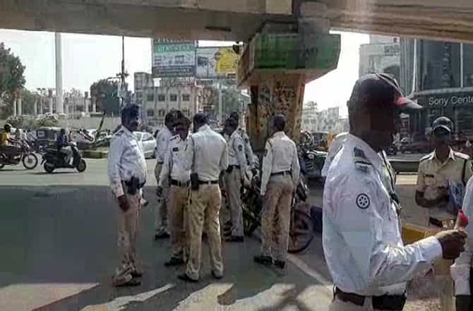 वाहतुकीचे नियम पाळणाऱ्यांना गुलाब, न पाळणाऱ्यांना नियमावलीचे पत्रक, पोलिसांची अनोखी मोहीम