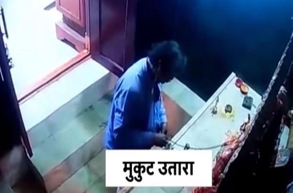 VIDEO : हाथ जोडले, कान पकडले, देवीची माफी मागत मुकूट घेऊन चोर लंपास
