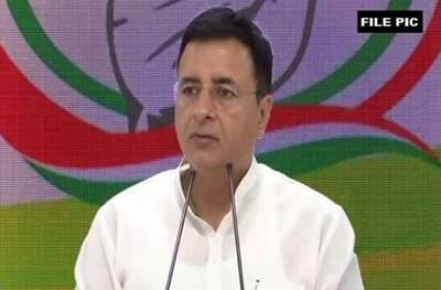 बिहारमध्ये काँग्रेस मुख्यालयावर IT ची धाड, कारमध्ये 8 लाख रुपये सापडल्याने सुरजेवालांची चौकशी