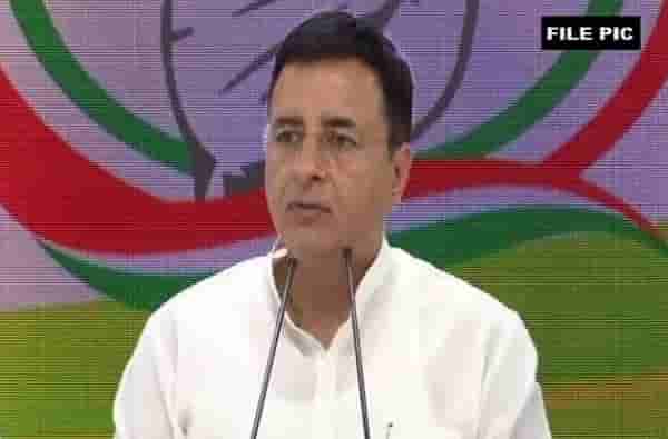 फडणवीसांच्या शपथविधीची तांत्रिक चूक काँग्रेसने शोधली, राज्यपालांना कचाट्यात टाकणारे प्रश्न