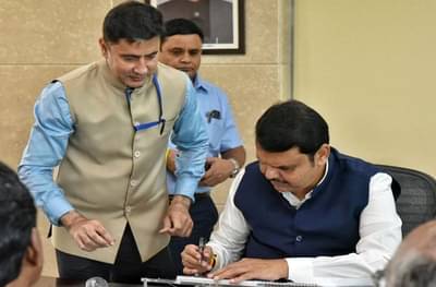 देवेंद्र फडणवीसांनी पदभार स्वीकारला, पहिली स्वाक्षरी कशावर?