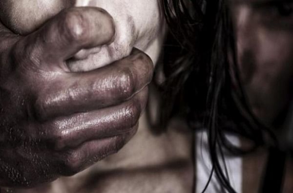 सांगलीत सलग दुसऱ्या दिवशी लैंगिक अत्याचाराची घटना, सहावीतील मुलीवर जबरदस्ती, मोबाईलवर अश्लील फोटो काढले