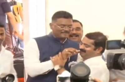 शिवसेनेच्या प्रताप सरनाईकांनी भाजपच्या राम कदमांना गोड बातमी दिली