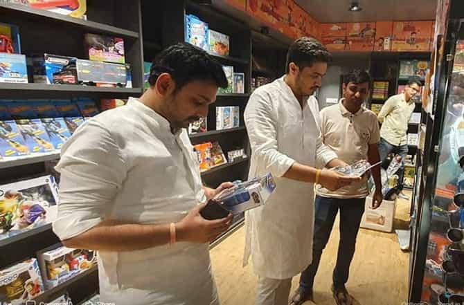 गाडीतून जाताना खेळण्याचं दुकान दिसलं, आमदारांमधील बाप जागा झाला!