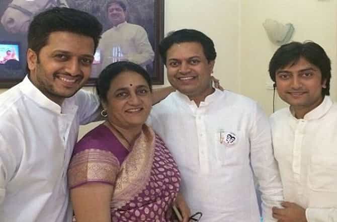 देशमुख बंधूंचं 4.7 कोटींचं कर्ज माफ झाल्याची अफवा, रितेश देशमुखने मौन सोडलं