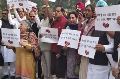 हातात कांद्याचा फोटो, जामिनावर सुटलेले चिदंबरमही काँग्रेसच्या आंदोलनाला