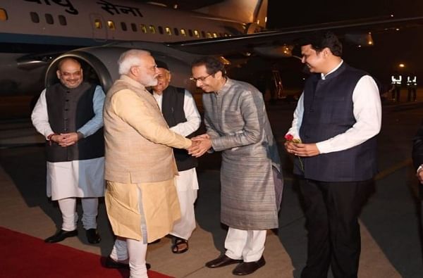 हातात हात, चेहऱ्यावर हास्य, उद्धव ठाकरेंकडून नरेंद्र मोदींचं स्वागत हातात हात, चेहऱ्यावर हास्य, उद्धव ठाकरेंकडून नरेंद्र मोदींचं स्वागत