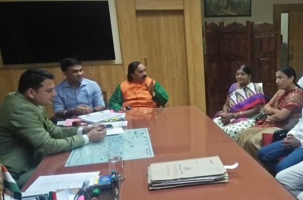आधी बुके आणणाऱ्या अधिकाऱ्याला 5 हजार, आता पेन आणणाऱ्या नगरसेविकेला 500 रुपये दंड, प्लास्टिक बंदीसाठी औरंगाबाद आयुक्तांची कारवाई