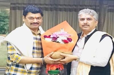 मंत्री होऊन भगवानबाबांच्या दर्शनाला या, महंत नामदेवशास्त्रींचे धनंजय मुंडेंना निमंत्रण!