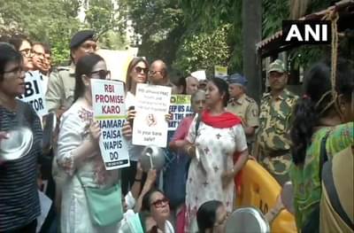 पीएमसीच्या खातेदारांचे मातोश्रीबाहेर आंदोलन, उद्धव ठाकरेंचे महत्त्वपूर्ण आश्वासन