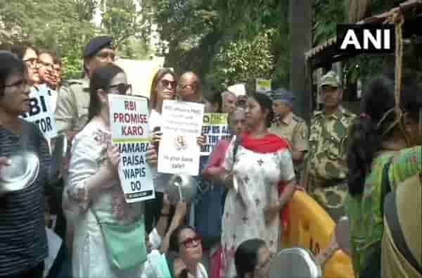 पीएमसीच्या खातेदारांचे मातोश्रीबाहेर आंदोलन, उद्धव ठाकरेंचे महत्त्वपूर्ण आश्वासन