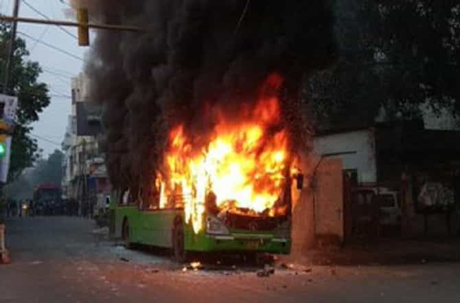 नागरिकत्व कायद्याविरोधातील आंदोलनाला हिंसक वळण, दिल्लीत गाड्या, बसेसची जाळपोळ