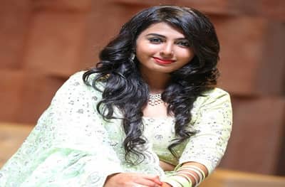 मुंबई लोकलचा जीवघेणा प्रवास, लोकलमधून पडून तरुणीचा मृत्यू