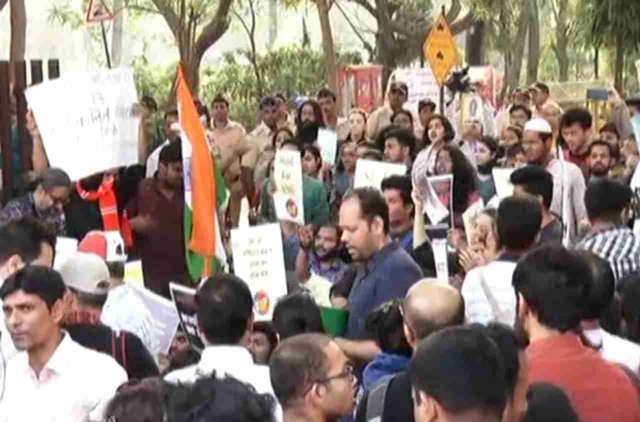 विद्यार्थ्यांवरील पोलीस कारवाईविरोधात मुंबई विद्यापीठात जोरदार आंदोलन