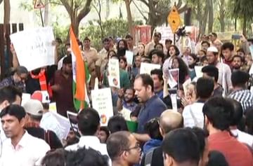 विद्यार्थ्यांवरील पोलीस कारवाईविरोधात मुंबई विद्यापीठात जोरदार आंदोलन