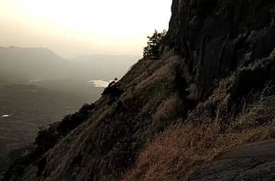 हेडफोन उचलताना तोल गेला, पुण्यात 250 फूट दरीत पडून युवकाचा अंत