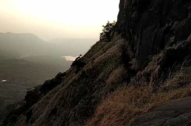 हेडफोन उचलताना तोल गेला, पुण्यात 250 फूट दरीत पडून युवकाचा अंत