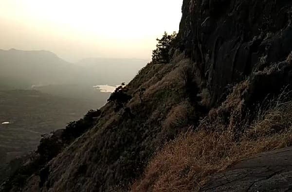 हेडफोन उचलताना तोल गेला, पुण्यात 250 फूट दरीत पडून युवकाचा अंत