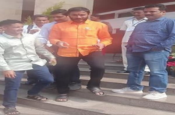 हिवाळी अधिवेशनात देवेंद्रची क्रेझ, पण फडणवीसांची नाही