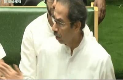 महाराष्ट्रात गोमाता आणि बाजूला जाऊन खाता? सावरकरांच्या मुद्द्यावरुन मुख्यमंत्र्यांनी भाजपचे कान उपटले