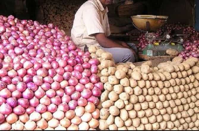 कांदे-बटाटे ते साबण-तेल, किराणा माल घरपोच, 51 शिक्षकांना डिलिव्हरी बॉयचं काम