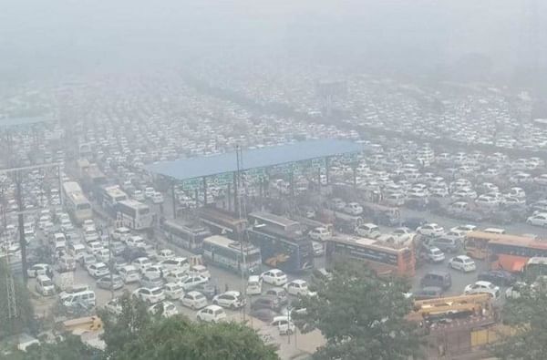दिल्लीत भीषण वाहतूक कोंडी, दोन तास ट्रॅफिक एकाच जागी रखडून