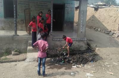 बुलडाण्यात चिमुरड्या विद्यार्थ्यांकडून गटाराची सफाई, जिल्हा परिषद शाळेतील धक्कादायक प्रकार
