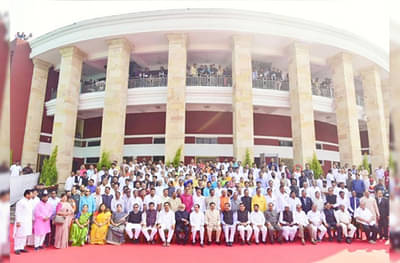 सर्व आमदारांचं एकत्र फोटोसेशन, फडणवीसांची दांडी, नाना पटोले म्हणाले, आमदारांची झोप झाली नसेल!