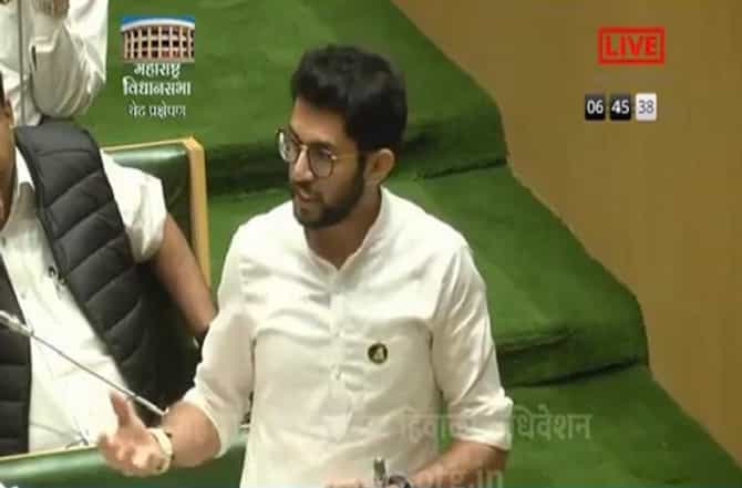उद्धव ठाकरेंकडून कर्जमाफीची घोषणा, आदित्य ठाकरे म्हणतात...