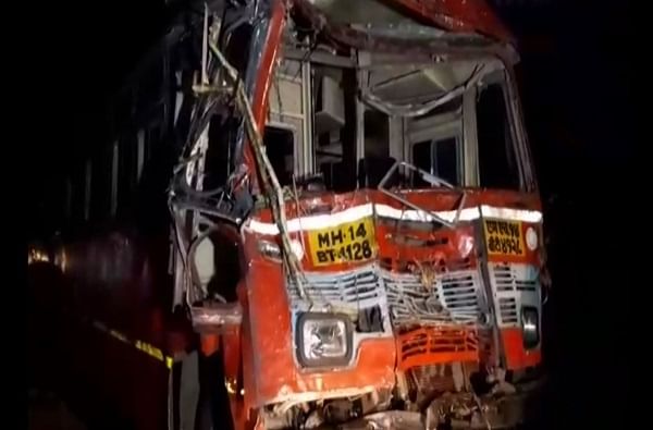 मुंबई-पुणे महामार्गावर शालेय बसचा अपघात, 15 विद्यार्थी, 3 शिक्षक गंभीर जखमी