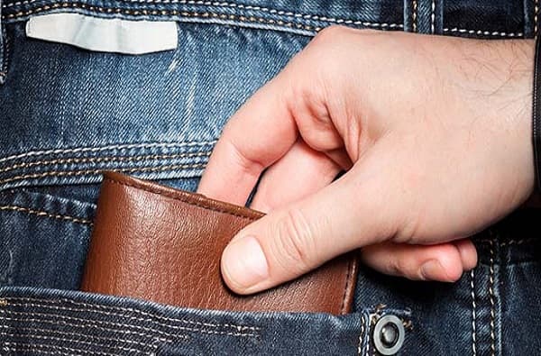 15 वर्षांपासून रेल्वेत पाकिटमारी करुन कोट्यधीश, थानेदारची संपत्ती...