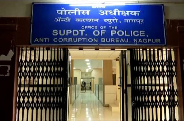 लाचखोरांना पकडणाऱ्या अधिकाऱ्याविरोधात लाचप्रकरणात गुन्हा दाखल