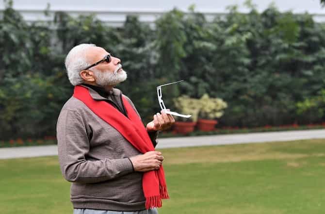 आता मीम बनणार, सूर्यग्रहण पाहतानाच्या मोदींच्या फोटोवर प्रतिक्रिया, मोदी म्हणाले...