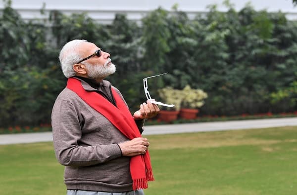आता मीम बनणार, सूर्यग्रहण पाहतानाच्या मोदींच्या फोटोवर प्रतिक्रिया, मोदी म्हणाले...