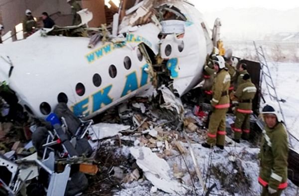 कझाकिस्तानमध्ये 100 प्रवाशांसह उड्डाण, विमान इमारतीवर धडकून अपघात