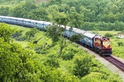 कोकण रेल्वेनं प्रवास करणाऱ्यांनो लक्ष द्या, अन्यथा मिळणार नाही ट्रेनमध्ये प्रवेश