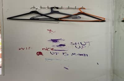 VIDEO : UT वाईट आहेत, वर्षा बंगल्यांच्या भिंतींवर उद्धव ठाकरेंबाबत आक्षेपार्ह लिखाण!