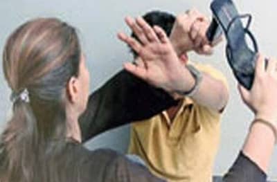 कॉर्नर सीटवर पतीला गर्लफ्रेण्डसोबत रंगेहाथ पकडलं, पत्नी झाली मर्दानी