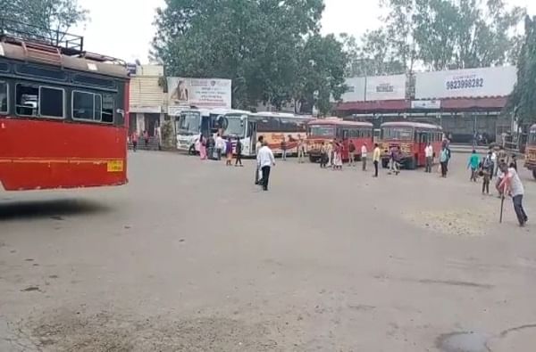 महाराष्ट्र-कर्नाटक सीमावाद पुन्हा एकदा पेटला, कोल्हापूर-कर्नाटक बस सेवा बंद महाराष्ट्र-कर्नाटक सीमावाद पुन्हा एकदा पेटला, कोल्हापूर-कर्नाटक बस सेवा बंद