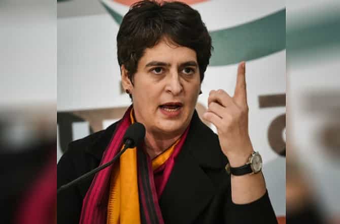 पोलीस अधिकाऱ्यांचे निलंबन करून जबाबदारी झटकू नका, योगीजी, राजीनामा द्या: प्रियांका गांधी
