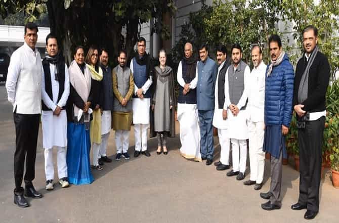 नवनिर्वाचित काँग्रेस मंत्री दिल्लीला, सोनिया गांधींशी खातेवाटपावर चर्चा