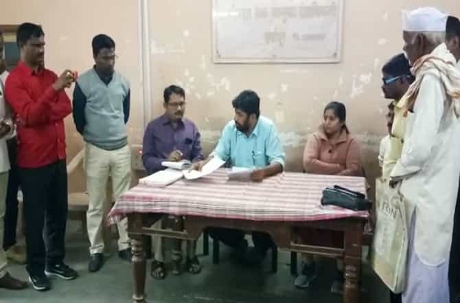 बच्चू कडू अॅक्शन मोडमध्ये, पहिल्याच दिवशी दोन तहसीलदारांचं निलंबन