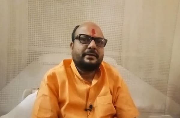 युतीच्या काळात हातात चिमण्या मारण्याची बंदूक, आघाडीने थेट बॉम्बच दिला